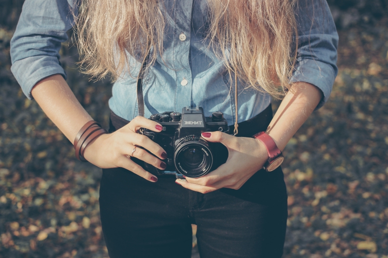 photographe-ESCRAGNOLLES-min_hand-person-girl-woman-camera-photography-614-pxhere.com